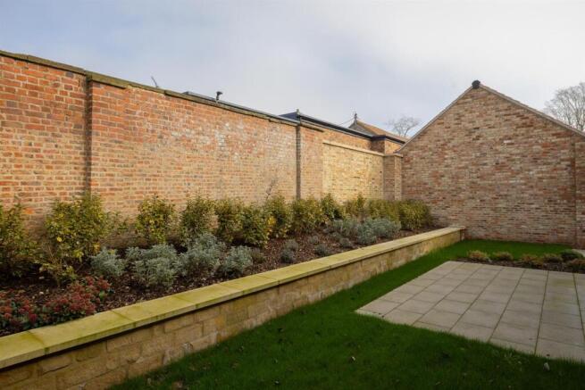 4 bed House for sale Image 12