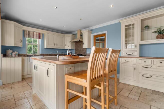 5 bed Detached for sale Image 7
