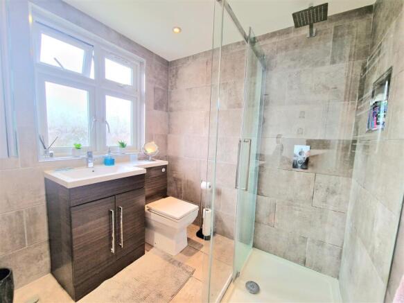 EN-SUITE BATHROOM