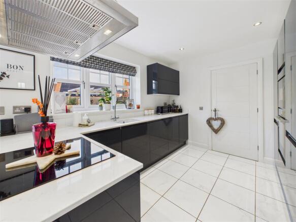 4 bed Detached for sale Image 8