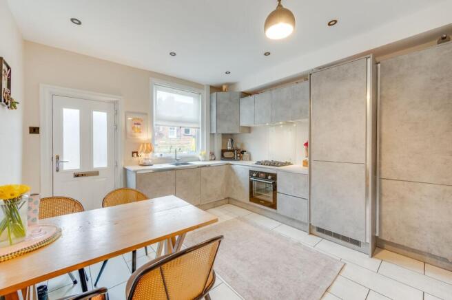 STUNNING FITTED DINING KITCHEN AND LOUNGE