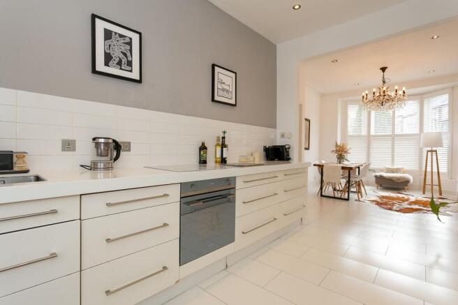 2 bed Apartment to rent Image 12