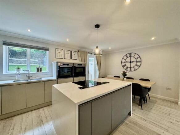 4 bed Link Detached House for sale Image 6