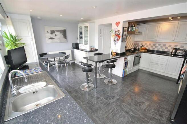 KITCHEN/BREAKFAST RO