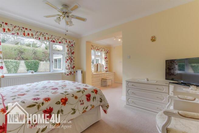 MASTER BEDROOM: