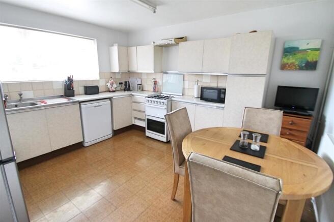 Kitchen/Dining Room: