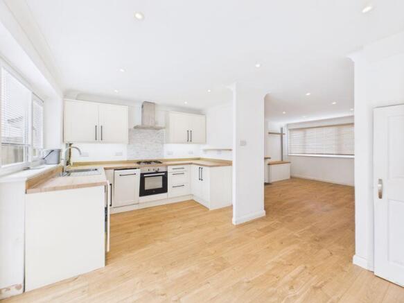 kitchen/dining area to lounge