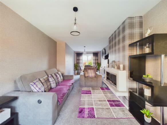 SITTING ROOM/DINING AREA