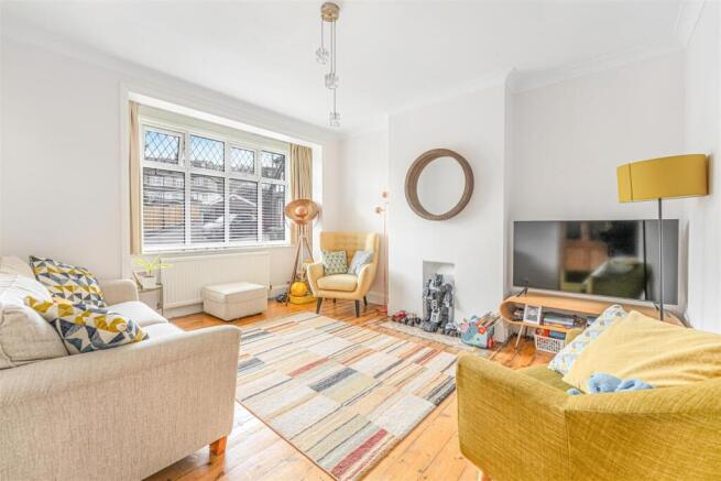 Frinton Drive, IG8