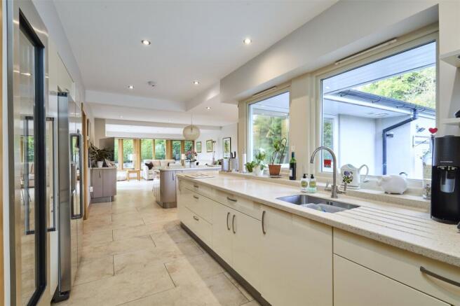 5 bed Detached for sale Image 7
