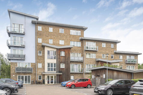 Sundeala Close, Sunbury-on-Thames, Surrey, TW16