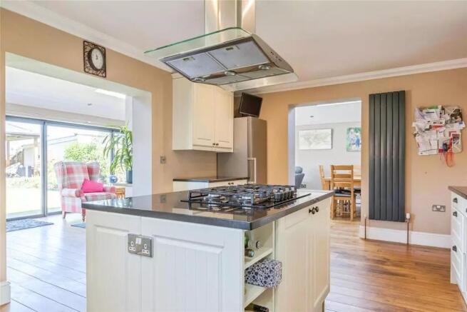 6 bed Detached for sale Image 5