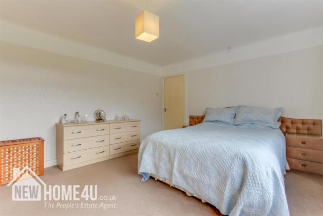 MASTER BEDROOM: