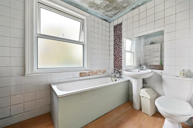 BCAR - 11 Essex Road - Bathrroom 3 (4).JPG