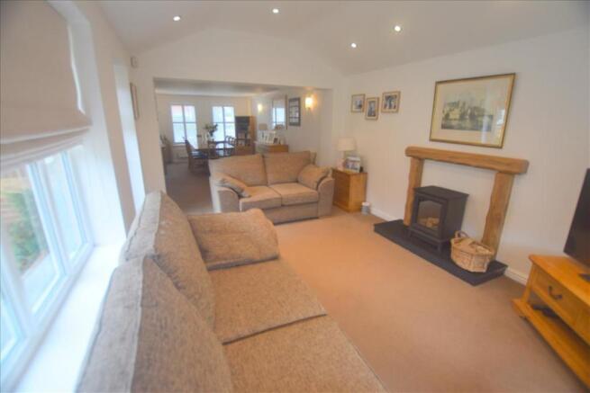 LIVING / DINING ROOM