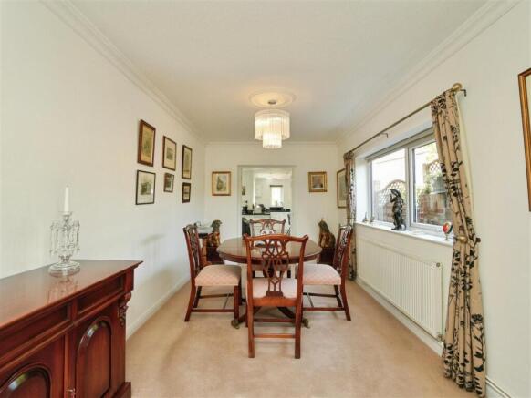 5 bed Detached for sale Image 6