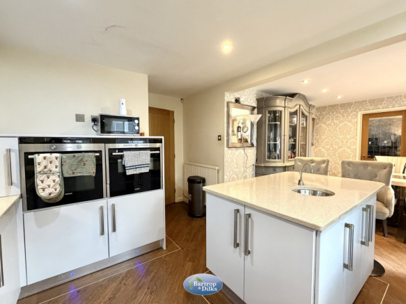6 bed Detached for sale Image 9