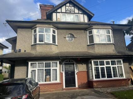 Spacious ground floor two bed Ascham Road home