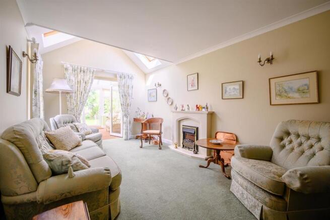 8467395-interior10.jpg