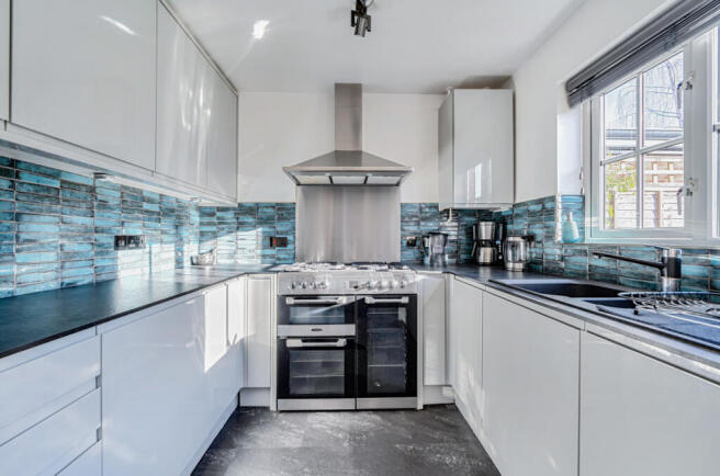 1395359-10-695bd3...