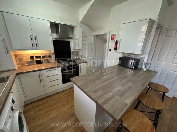 4 bed House Share to rent Image 12
