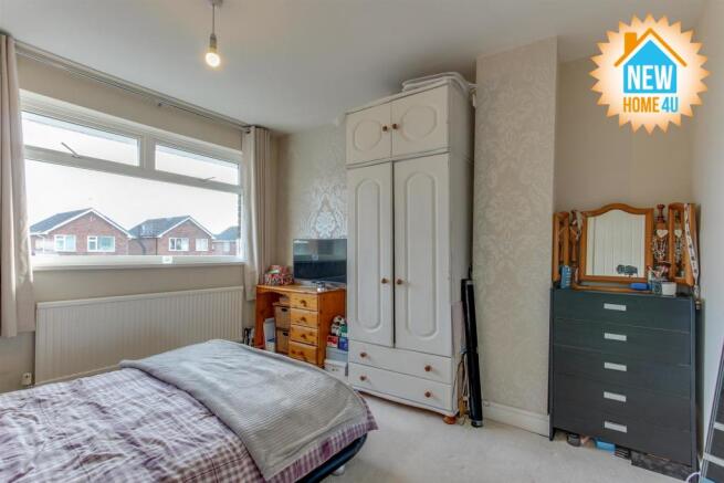 MAIN BEDROOM: