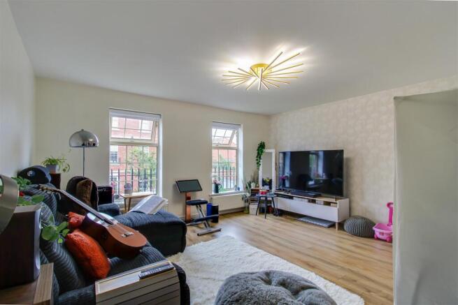 4 bed Semi-Detached for sale Image 4