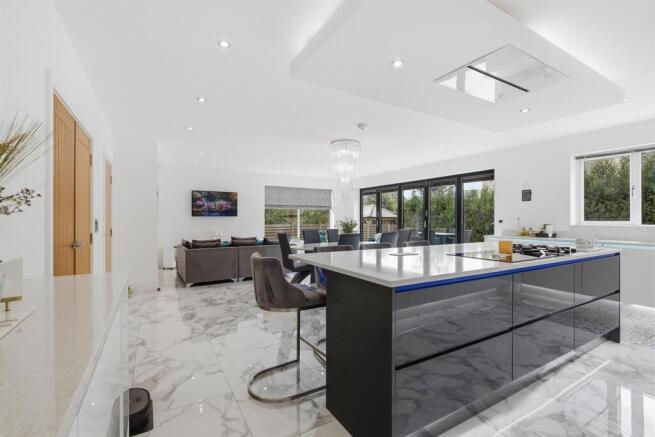 6 bed House for sale Image 4