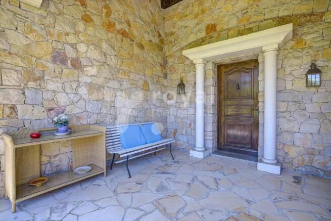 Elegant and bright entrance of prestigious villa i