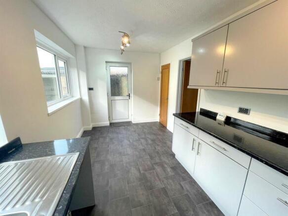 Kitchen b.jpg