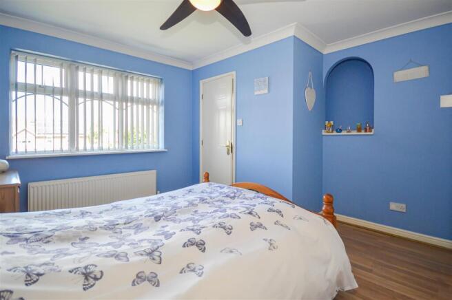 4 bed Detached for sale Image 5
