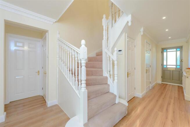 8384812-interior01.jpg
