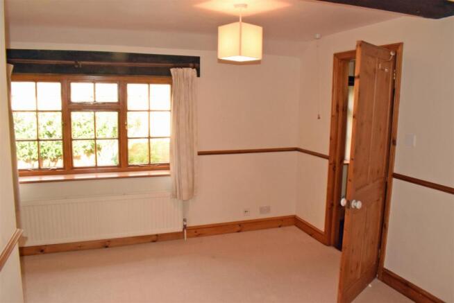 83 main bedroom 3.jpg