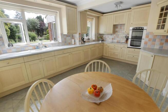4 bed Detached for sale Image 6