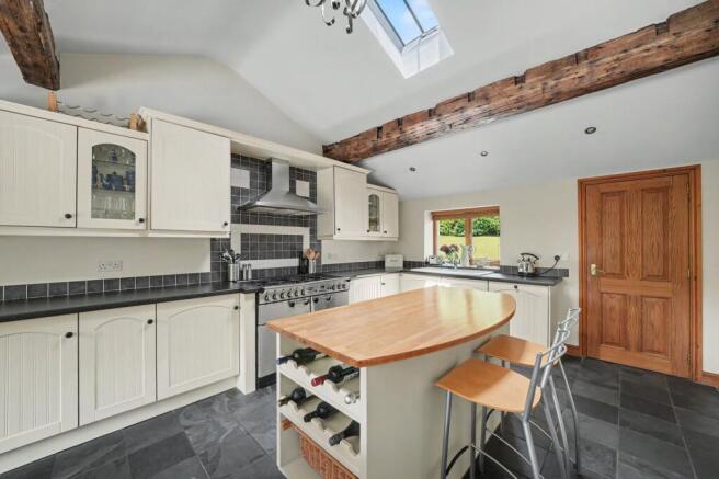 4 bed Detached for sale Image 9
