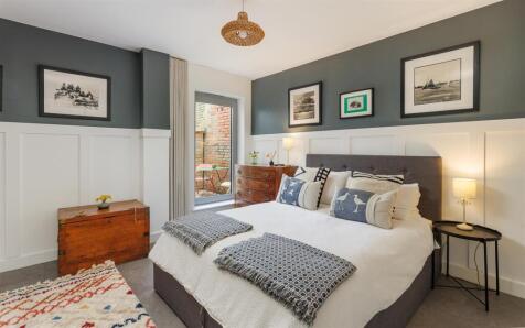 HIDDEN AND SECLUDED IN OLD TOWN COWES - Union Road, Cowes