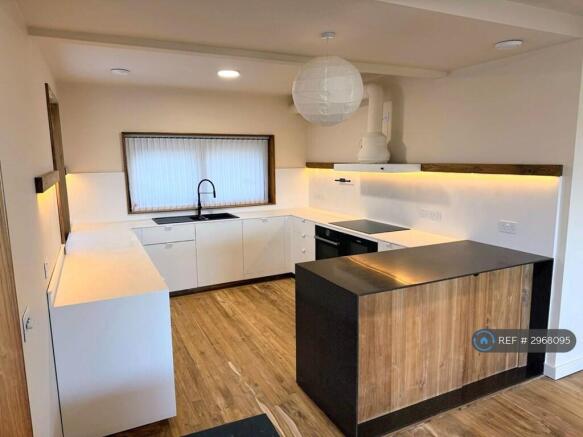 4 bed Semi-Detached to rent Image 4