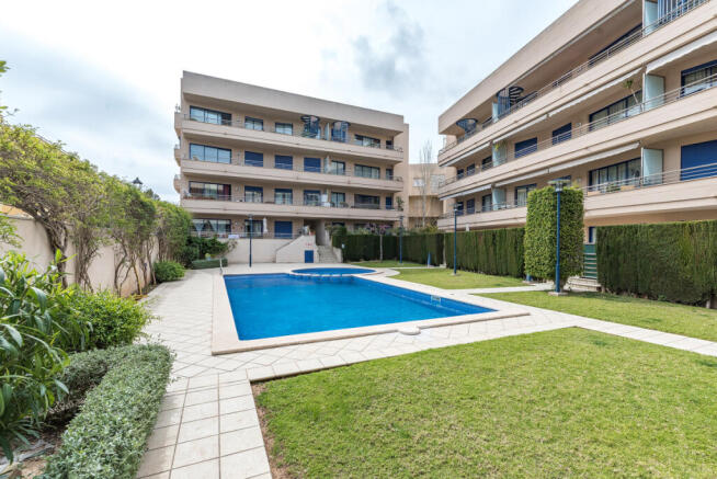 The apartment is situated in a well-tended residential complex