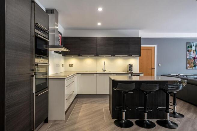 3 bed Apartment for sale Image 5