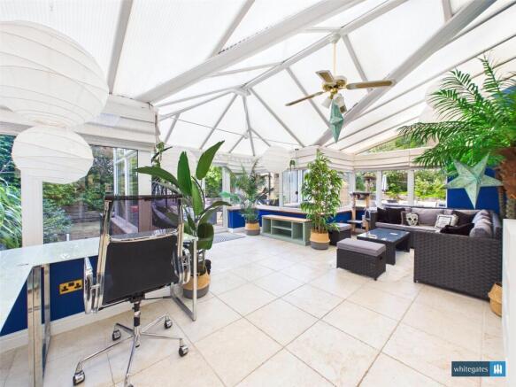 5 bed Detached for sale Image 11