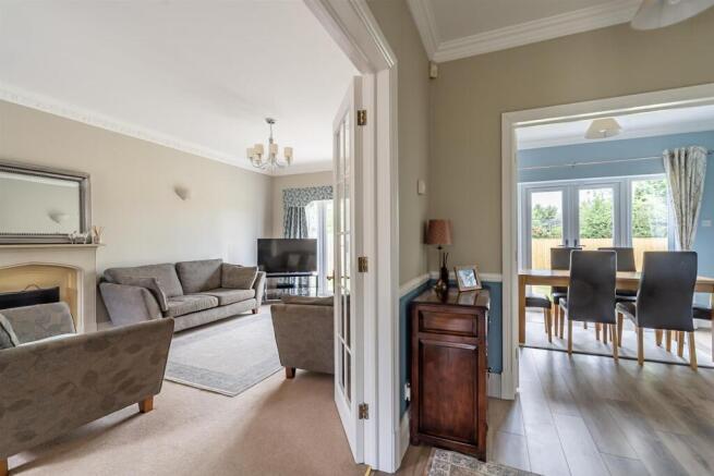 5 bed Detached for sale Image 9