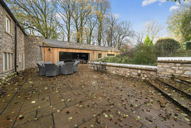 7 bed Detached for sale Image 6