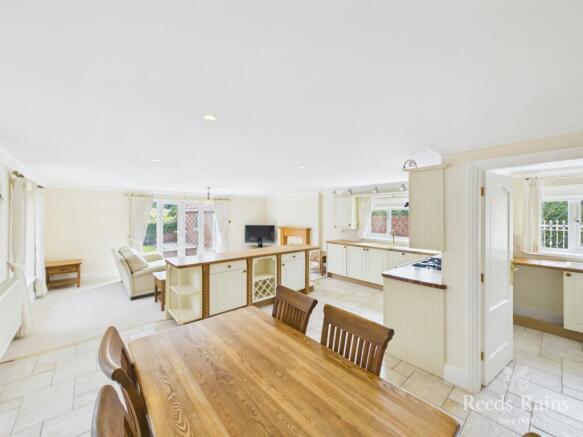 4 bed Semi-Detached for sale Image 2