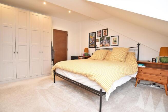 3 bed Flat for sale Image 11