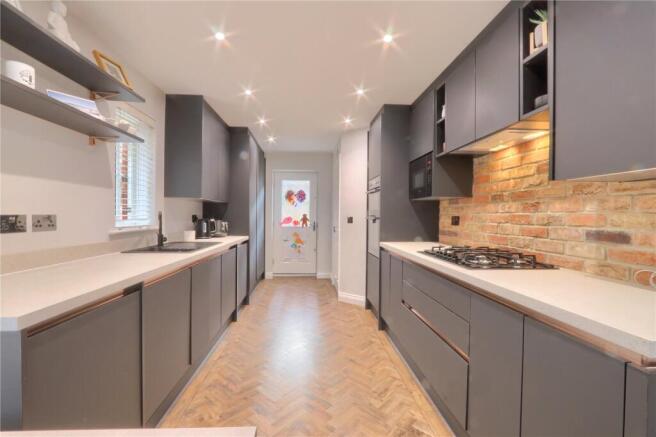 5 bed Detached for sale Image 6