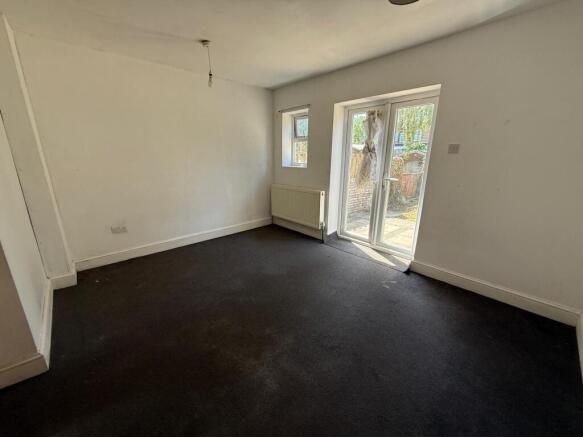 2 bed flat to rent Broomhill Road, Ilford IG3