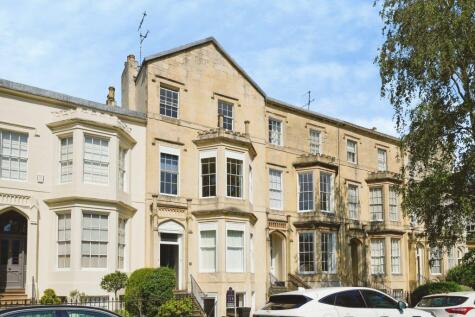 Basement Flat, 23 Clarence Square, Cheltenham, GL50 4JP