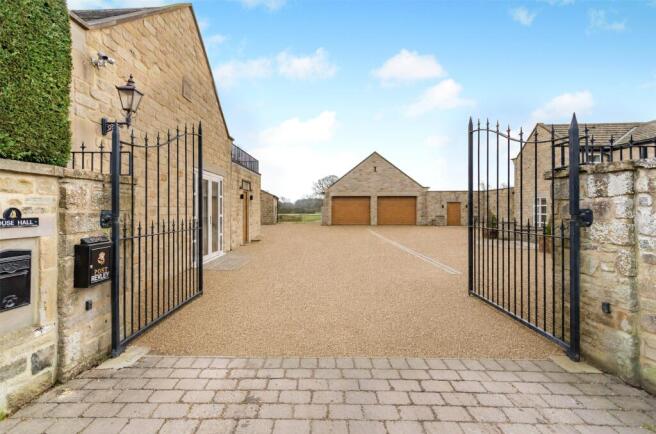 6 bed Detached for sale Image 2