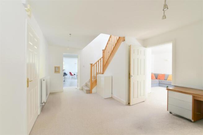 7 bed Detached to rent Image 8