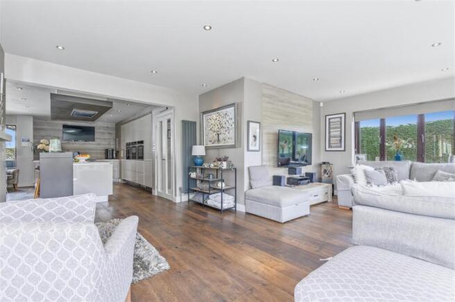 4 bed Detached for sale Image 11